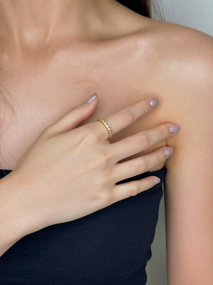 Influencer wearing a high class 18k gold pvd eternity ring Aurous Atelier