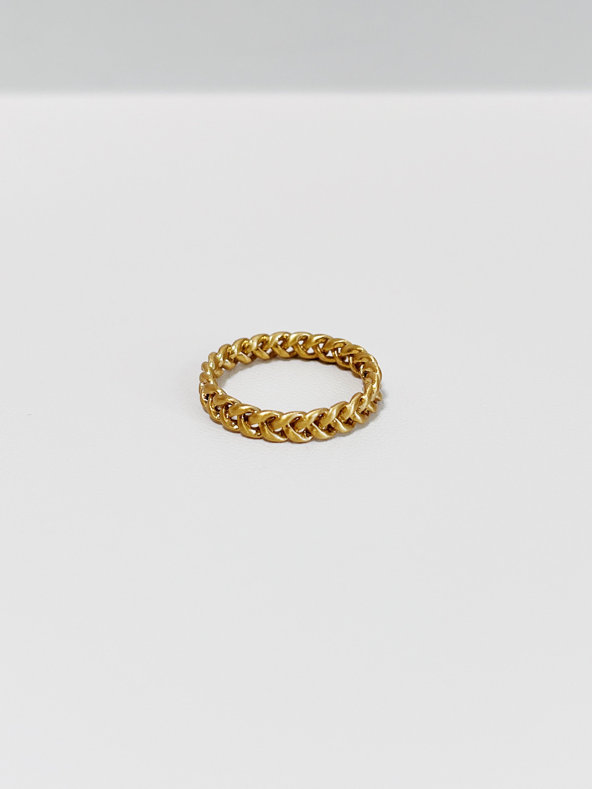 Close-up of Irene Gold braided ring in 4mm on a white background
