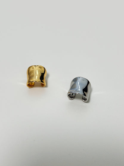 Top-down view of Kelly wide ear cuff studio lighting.