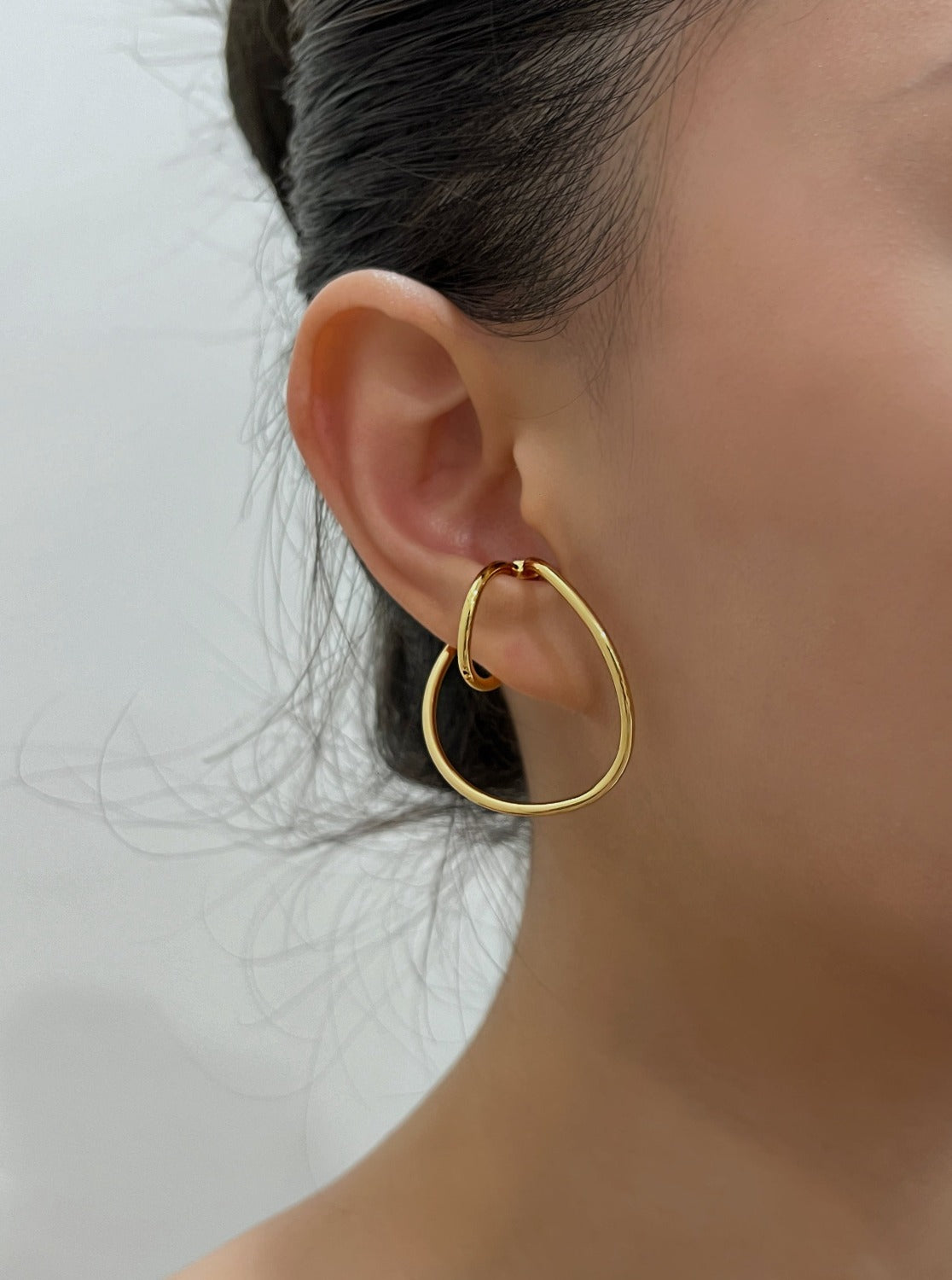 Fashion-forward ear stack featuring the Kendra gold ear cuff.