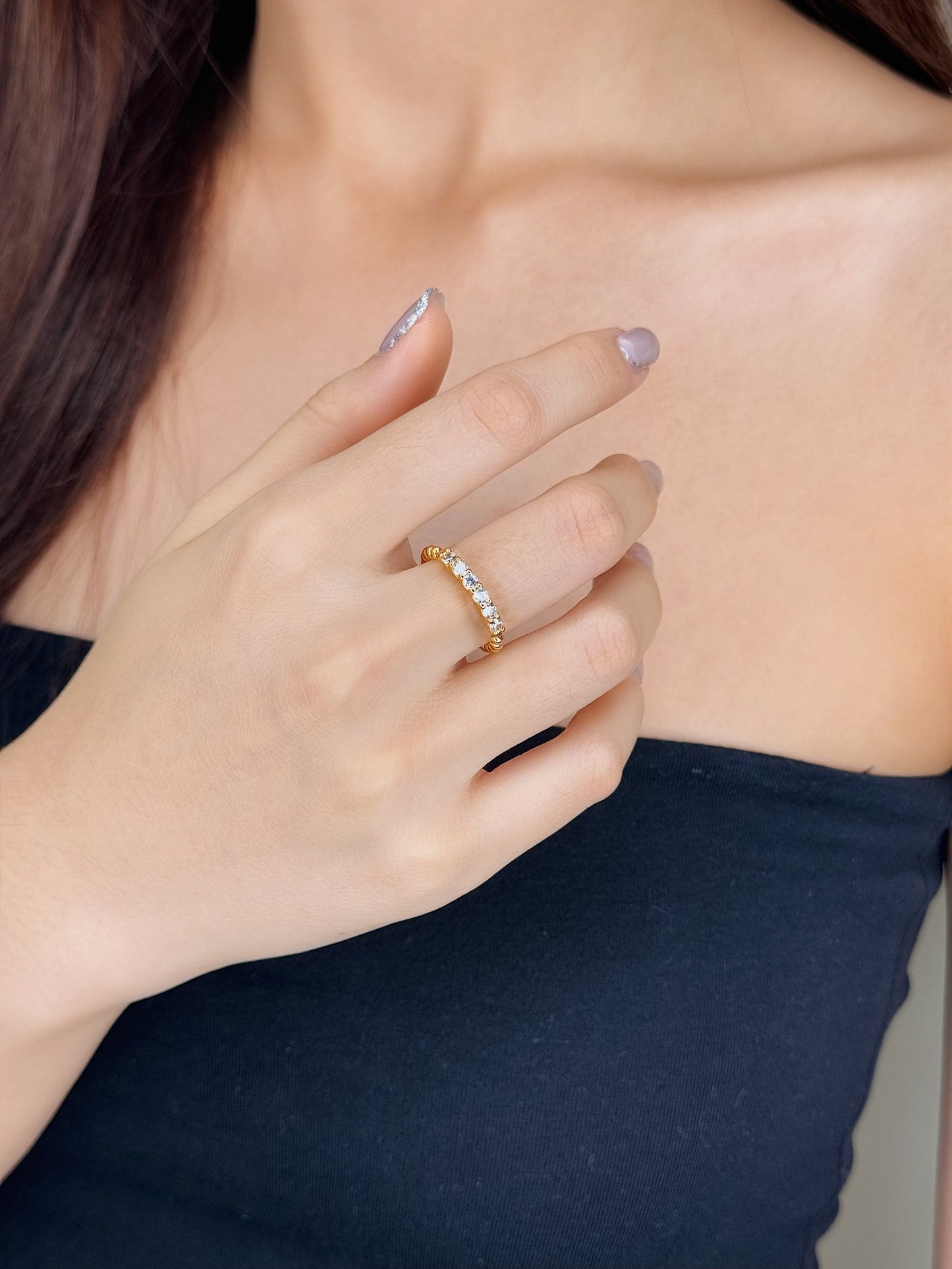 Influencer wearing a high class 18k gold pvd eternity ring Aurous Atelier