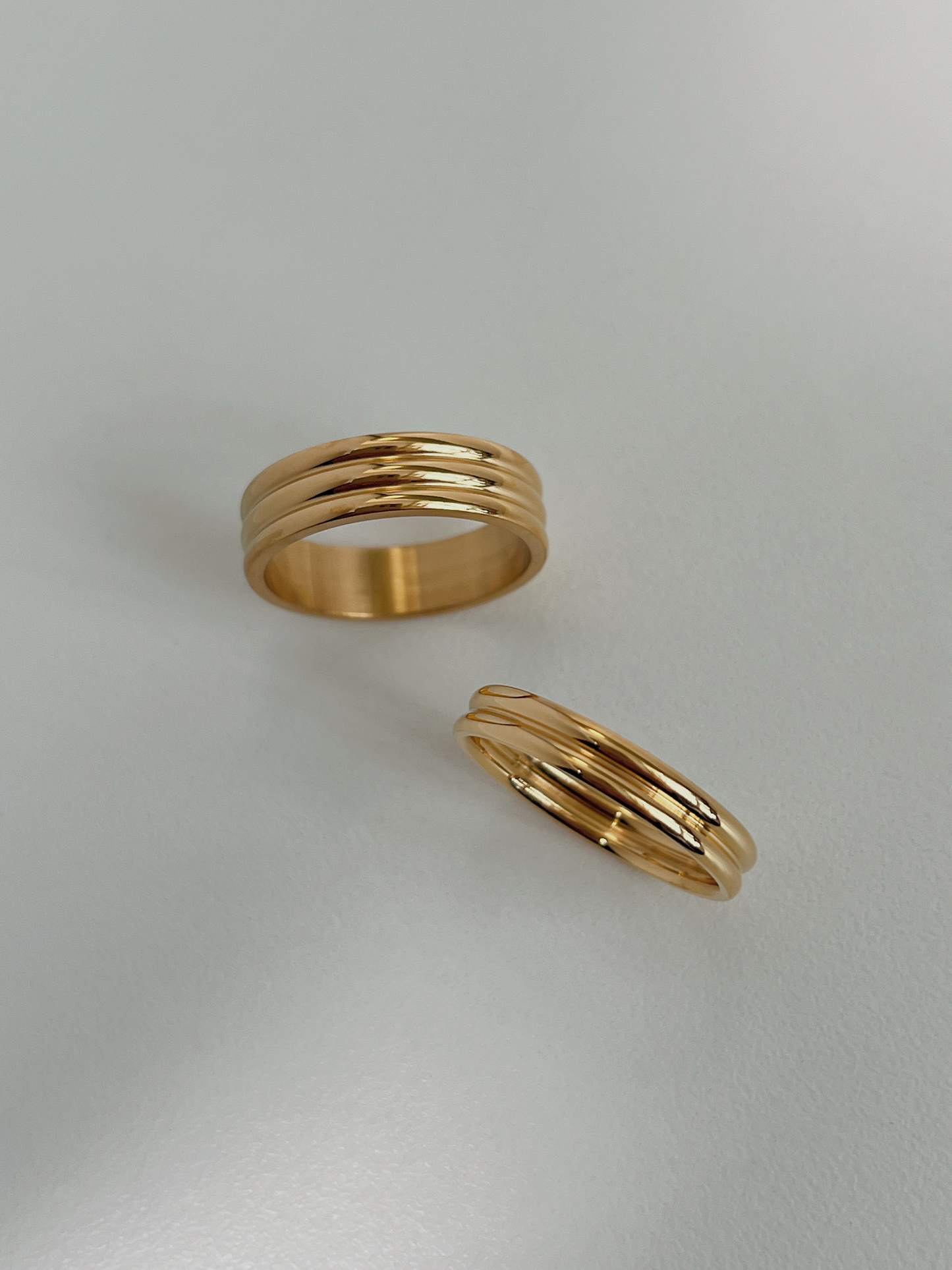 Kori gold ribbed ring in 18k gold pvd surgical grade steel