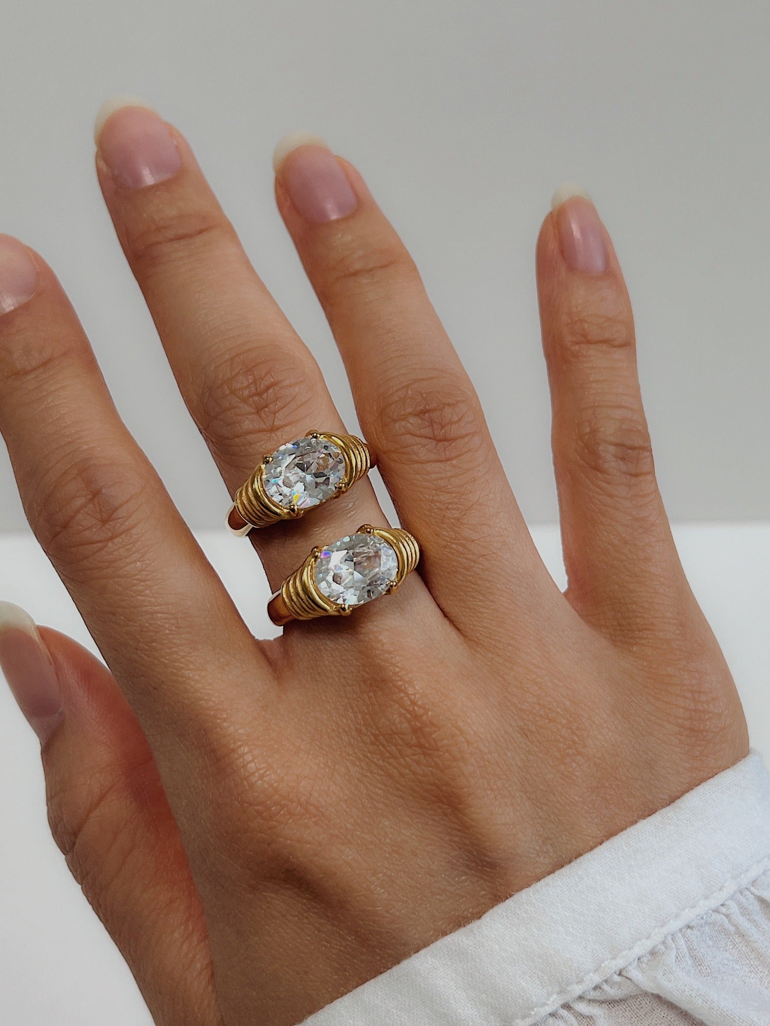 Hand model demonstrating the light refraction of Chiara stones