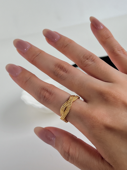 Influencer wearing a high class 18k gold braided ring by Aurous Atelier