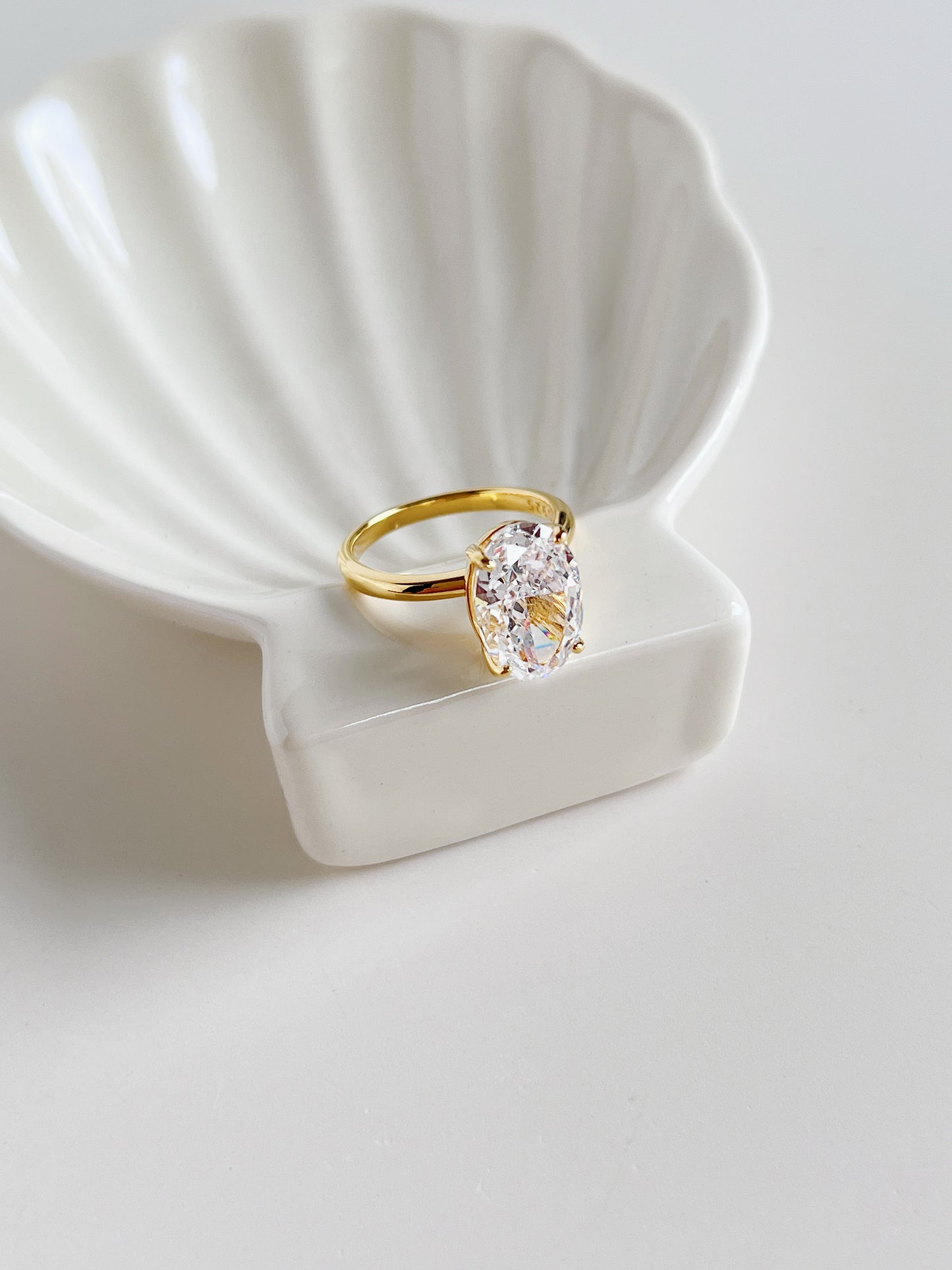 Waterproof sustainable gold jewelry oval cut alternative ring UK trend