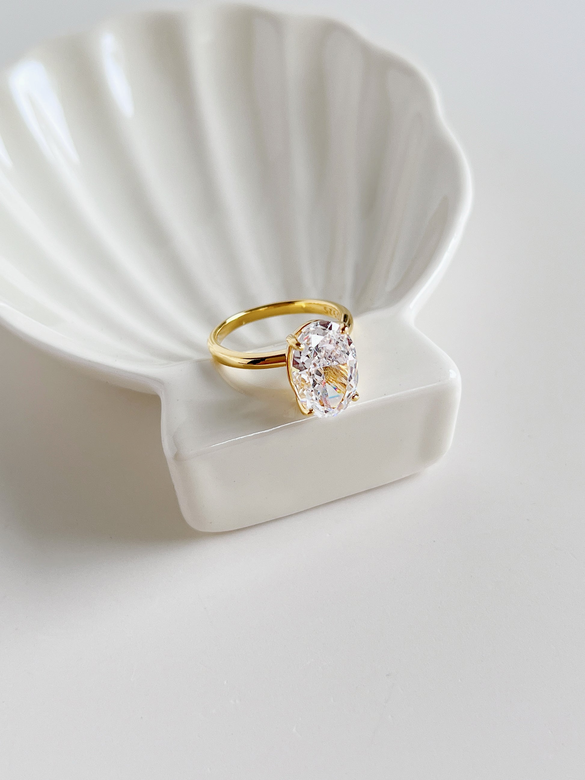 Waterproof sustainable gold jewelry oval cut alternative ring UK trend