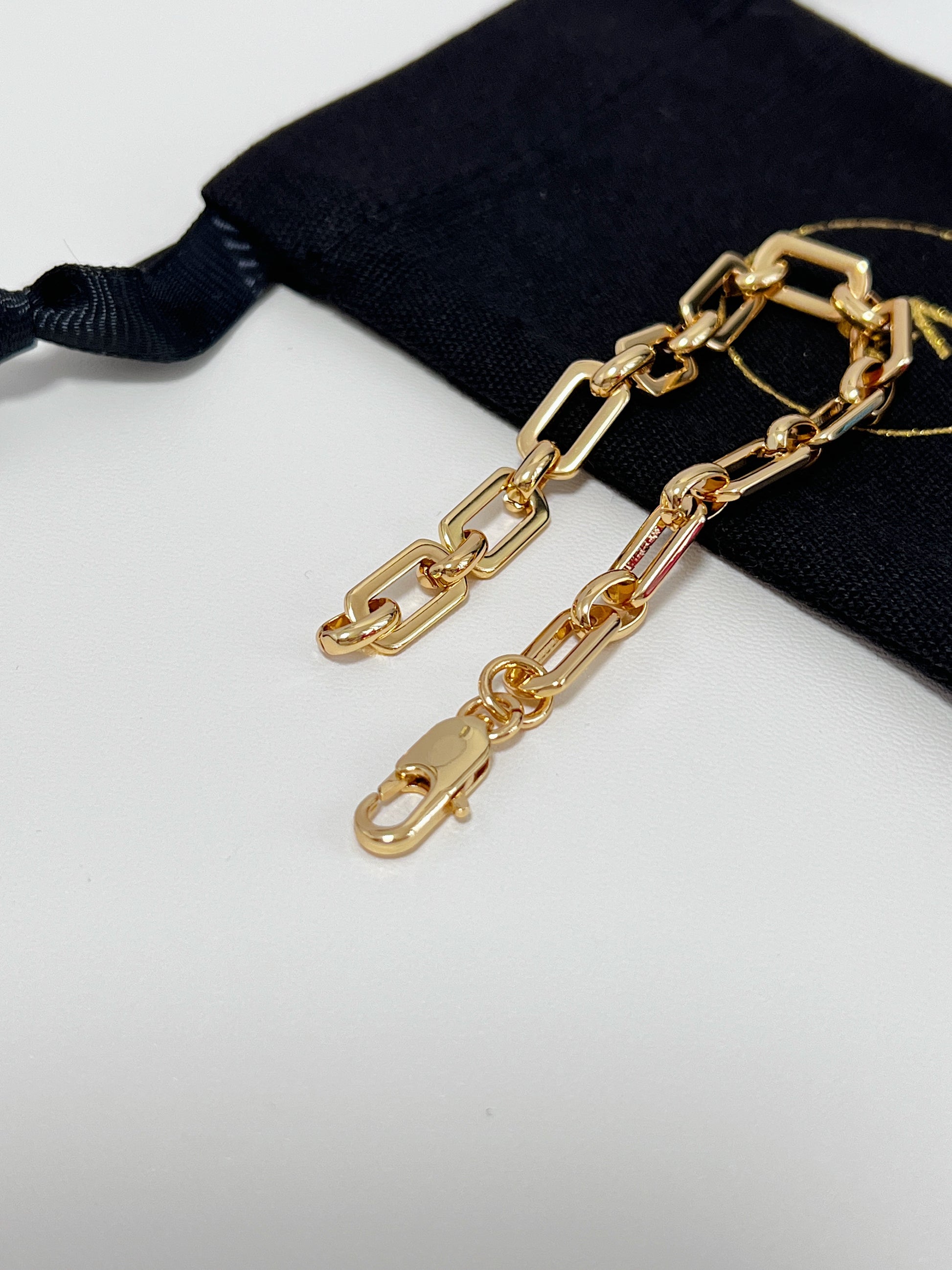 Close-up structural view of the integrated clasp architecture and thick 7mm link faces of the Maia bracelet, showing no dangling extension chains.