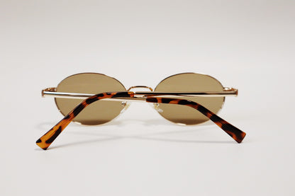 Detailed macro shot from behind the Marseille sunglasses, highlighting the adjustable, clear minimalist nose pads and structural bridge wire.
