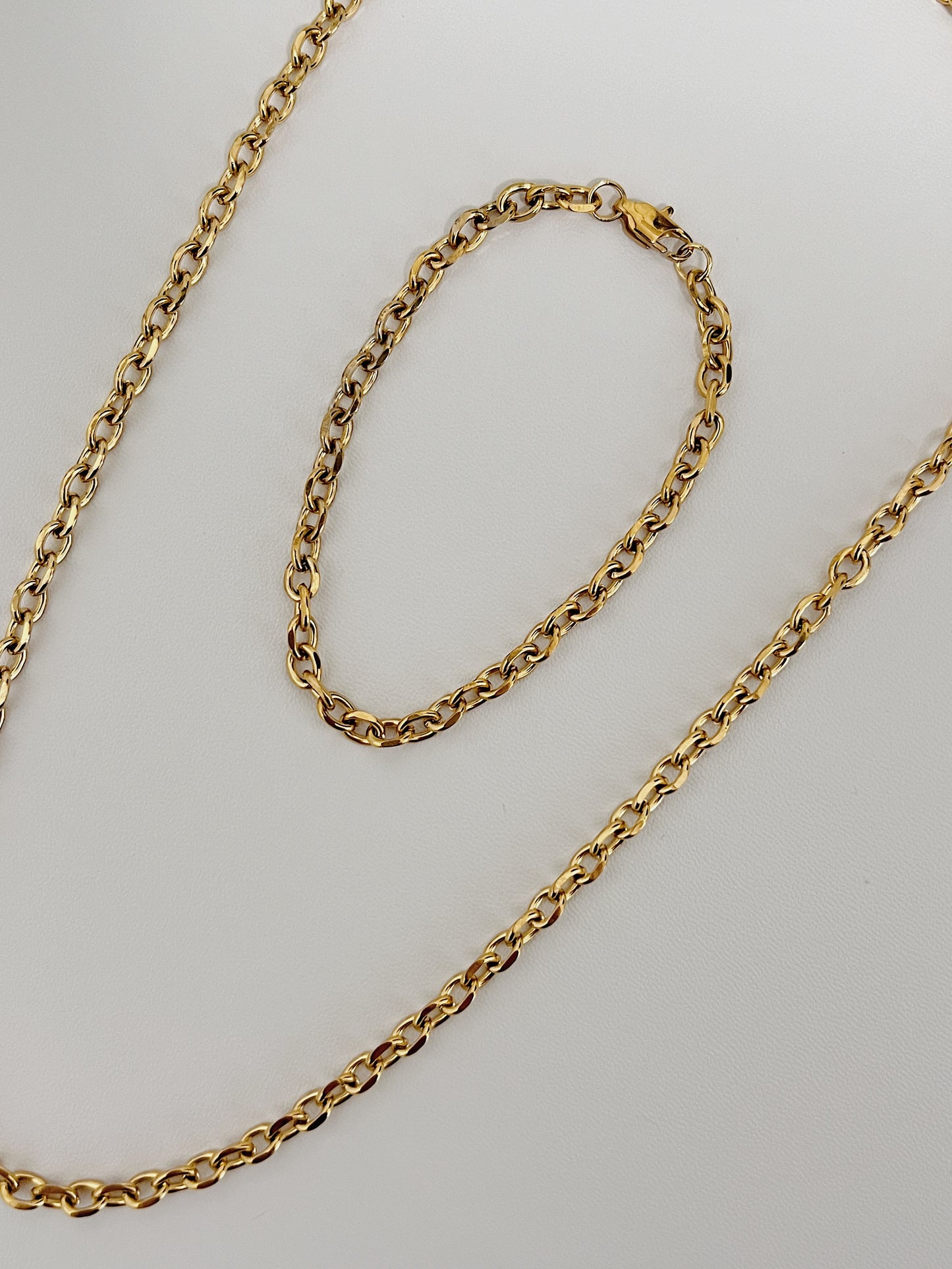 Macro close-up shot highlighting the integrated low-profile lobster clasp and the clean, extension-free end of the gold link bracelet.