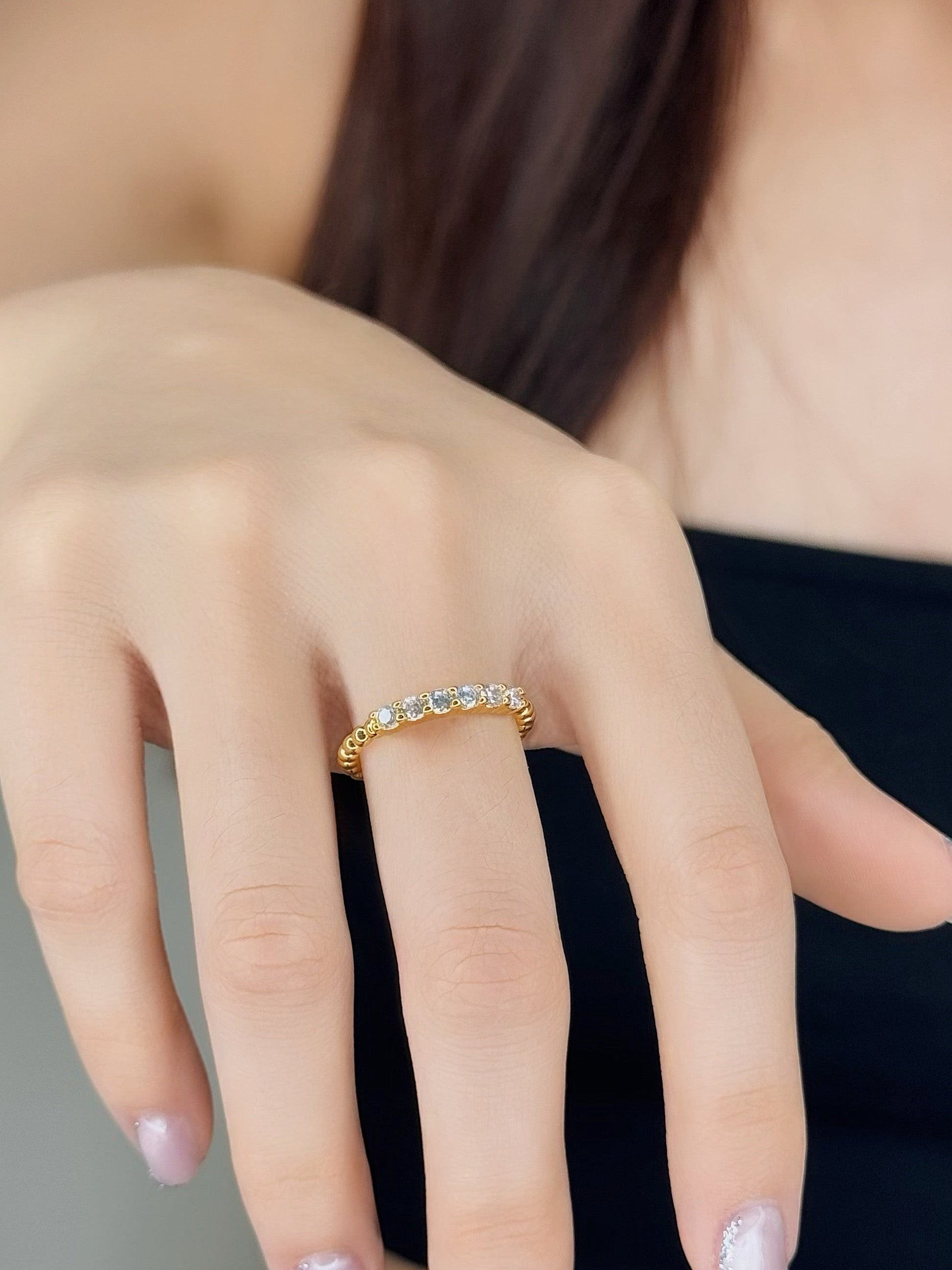 Chic everyday street style featuring a gold beaded stackable ring Paris fashion