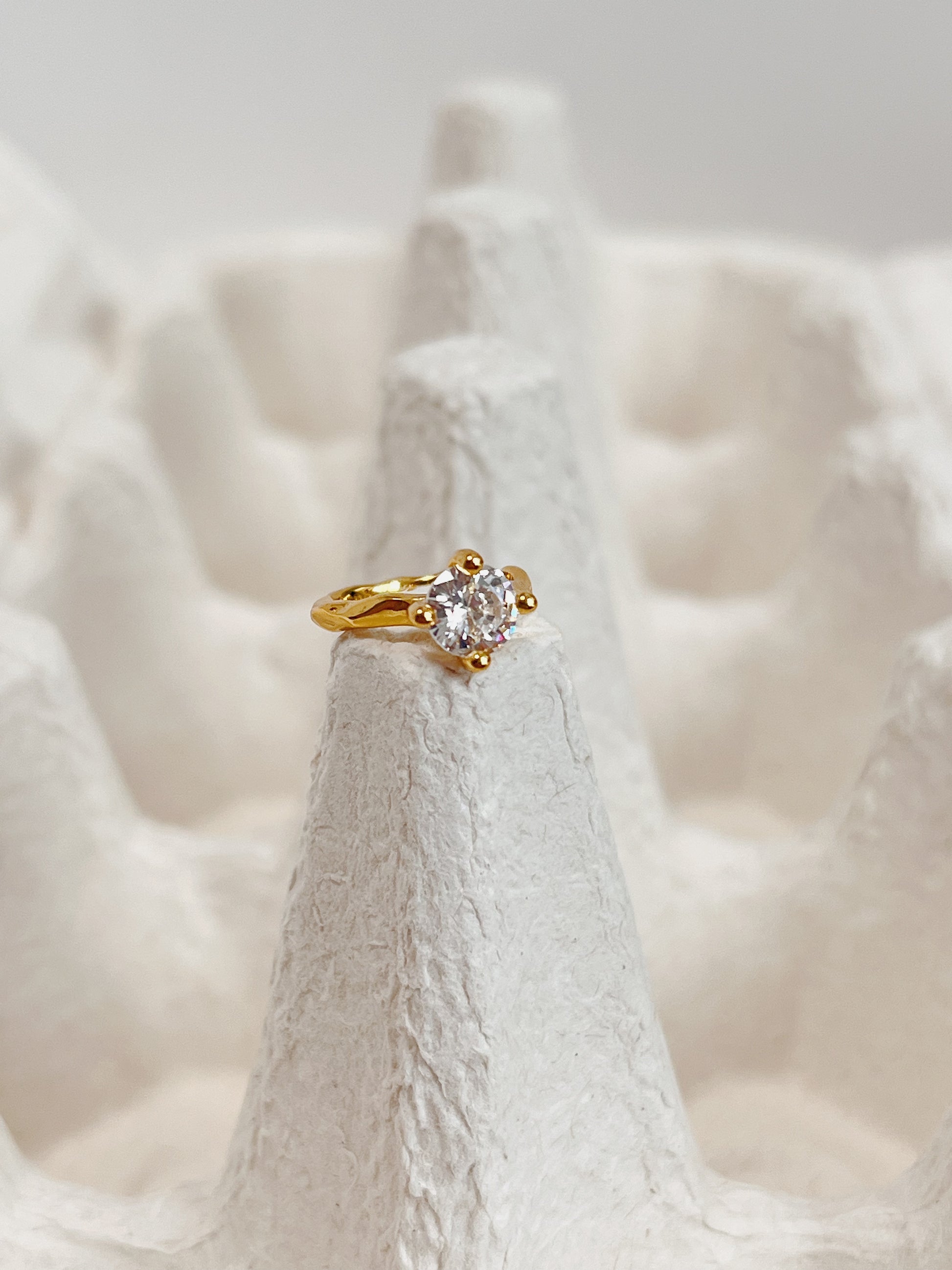 Close-up of solitaire 5a cz round cut.