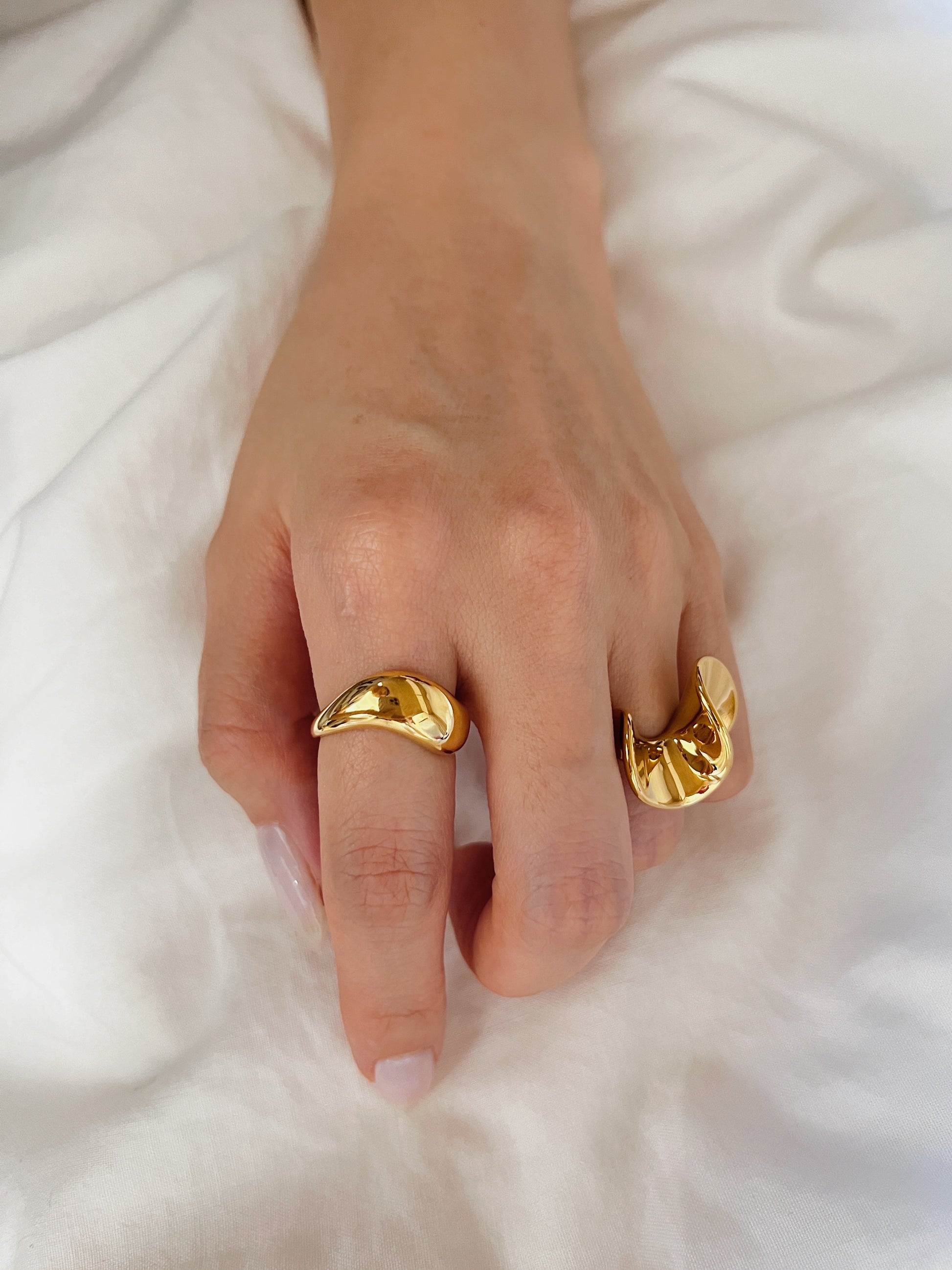 Chunky gold jewellery trends 2026 showcased on model's manicured hand