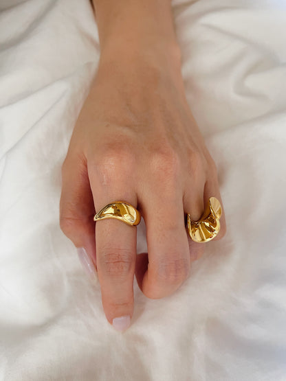 Chunky gold jewellery trends 2026 showcased on model's manicured hand