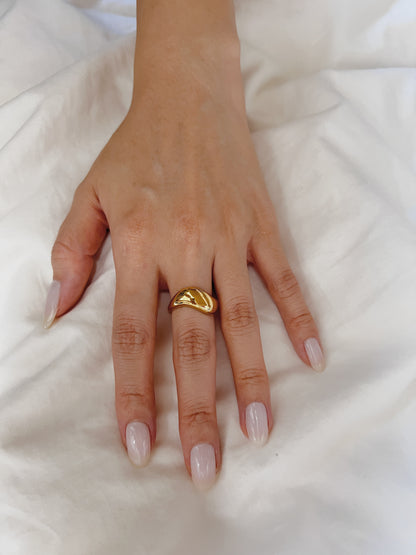 Model styling the solid Elo Wave Dome Ring on the middle finger