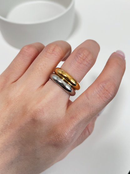 Model stacking both 5mm Haven Classic Ring in gold and silver on her middle finger
