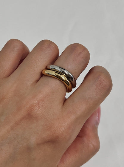 Model wearing both the Noa gold and silver wave ring on her milddle finger for a stylish look