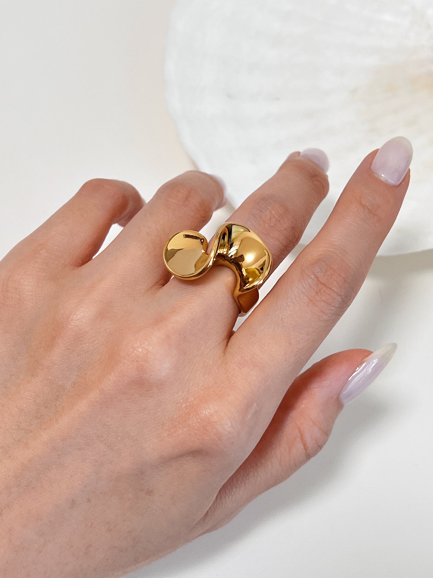 Model styling the solid Puglia Modern Wave Ring on the middle finger