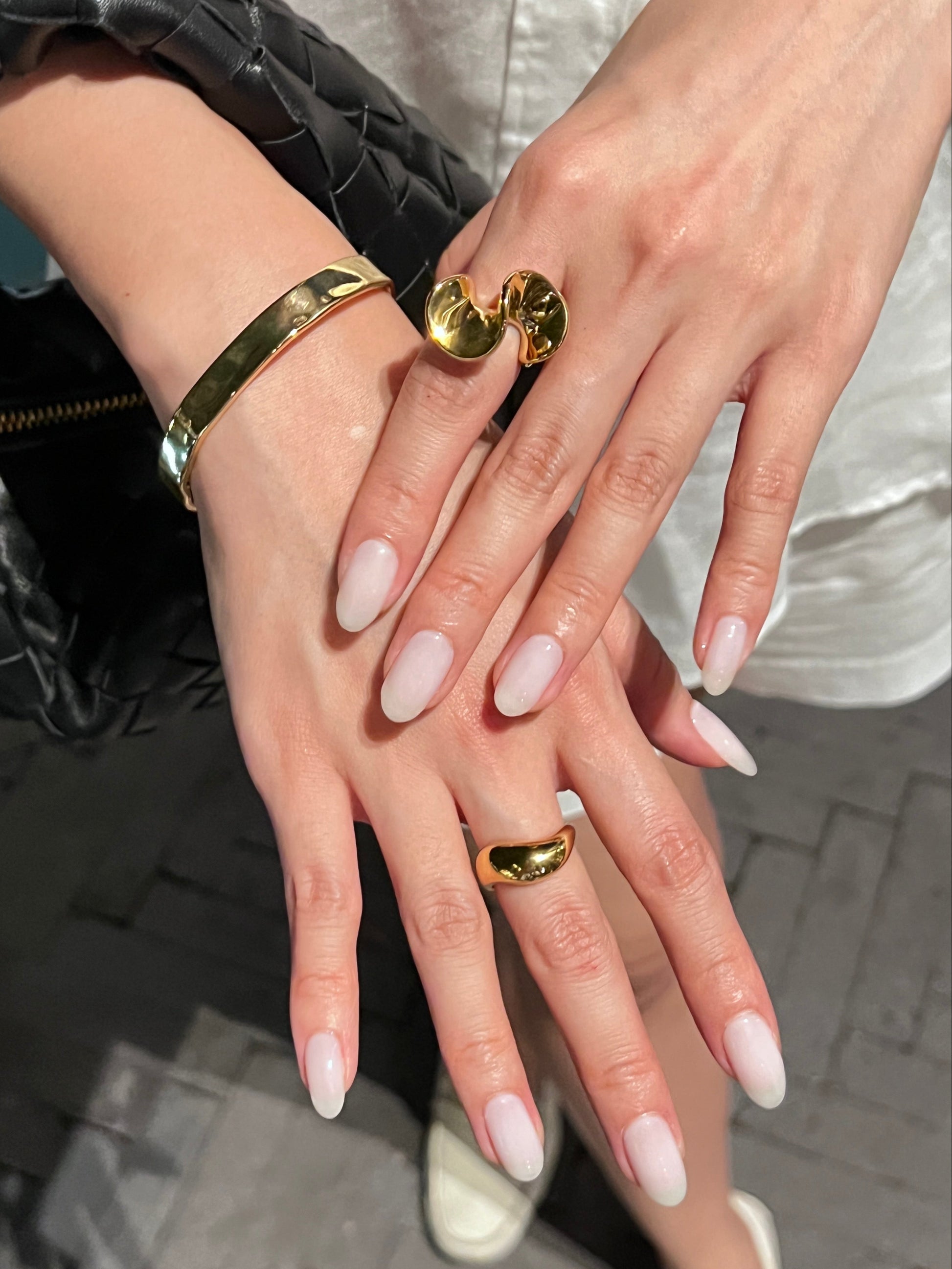 Chunky gold jewellery trends 2026 showcased on model's manicured hand