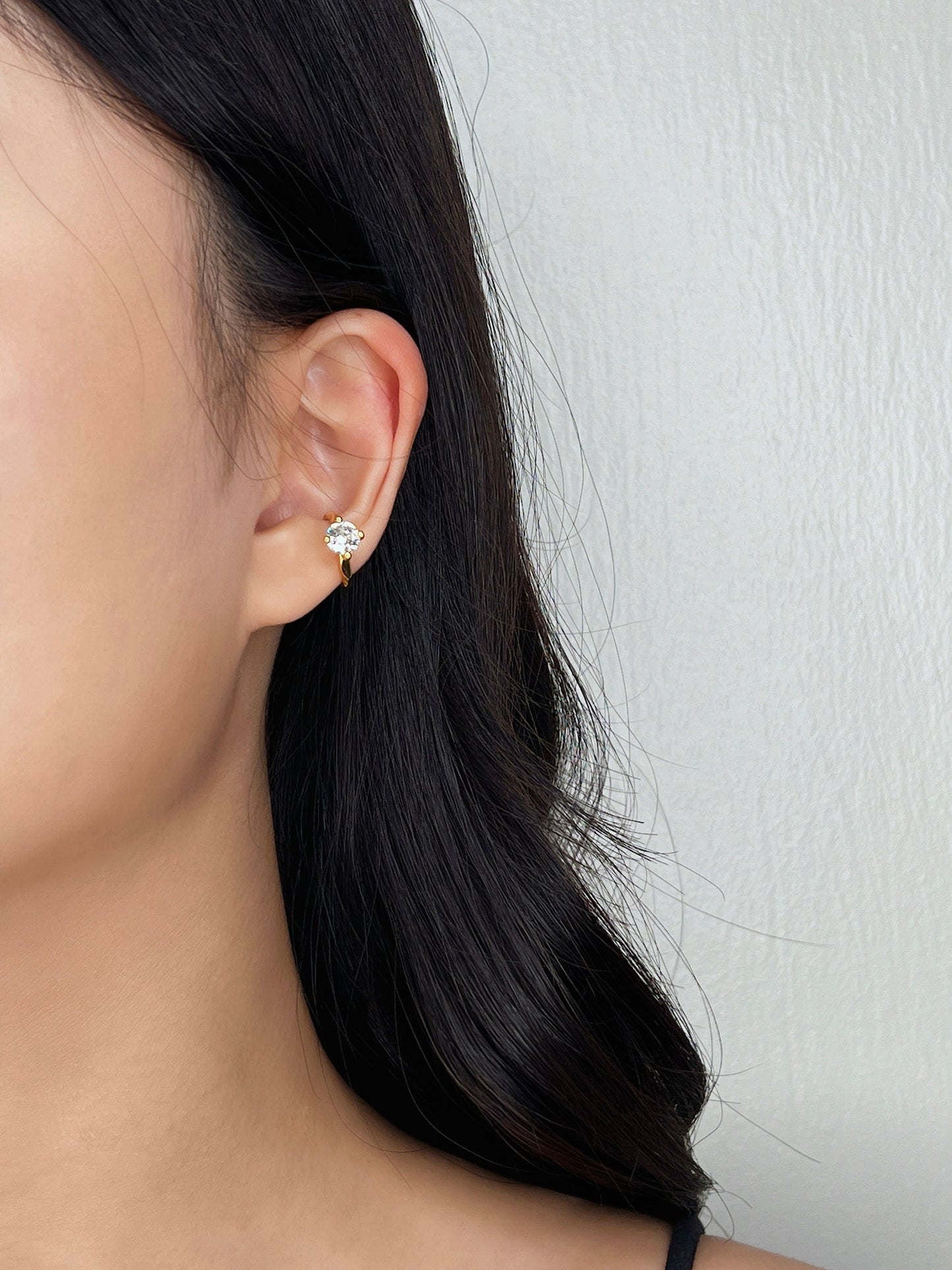Detailed fit of non-pierced gold cuff on cartilage.