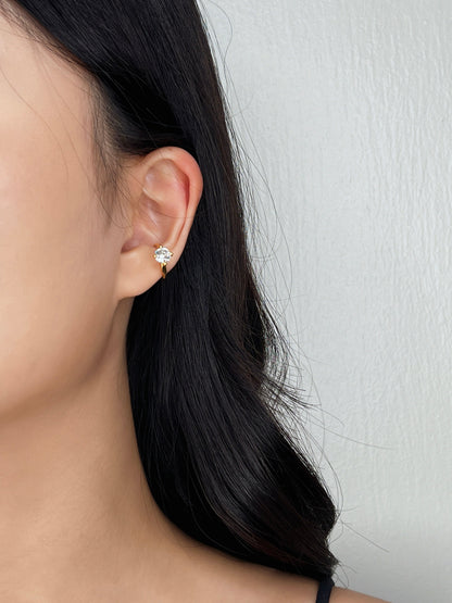 Detailed fit of non-pierced gold cuff on cartilage.