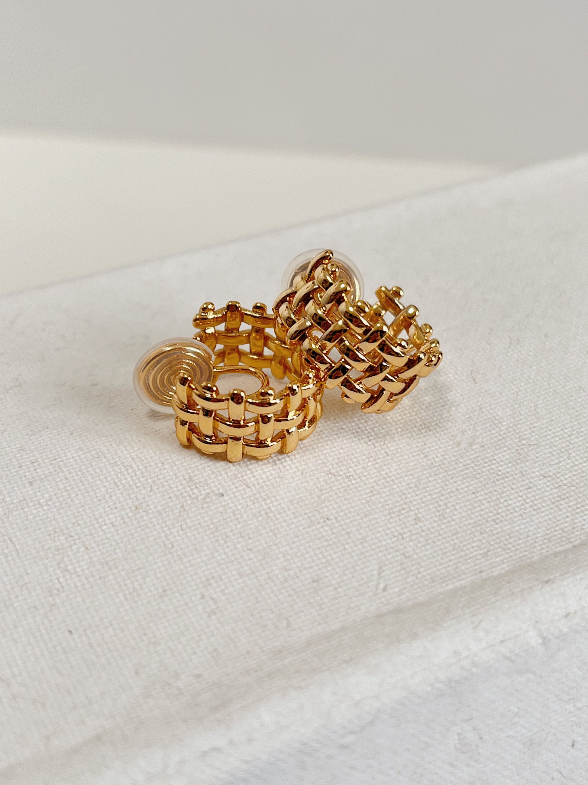 Mylie weave clip-on hoop, 18k gold pvd.
