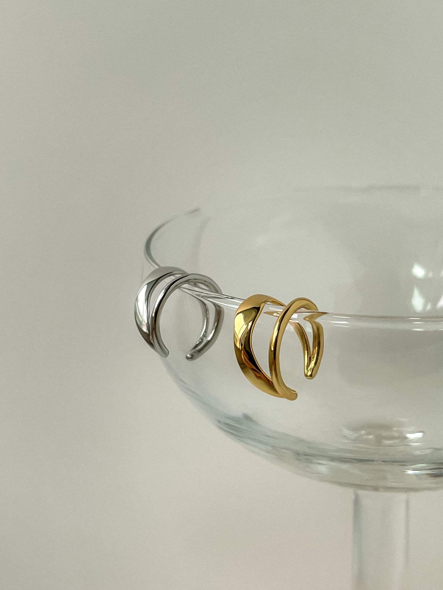 [Aurous Atelier] Beverly double band ear cuff in 18K gold and premium silver.