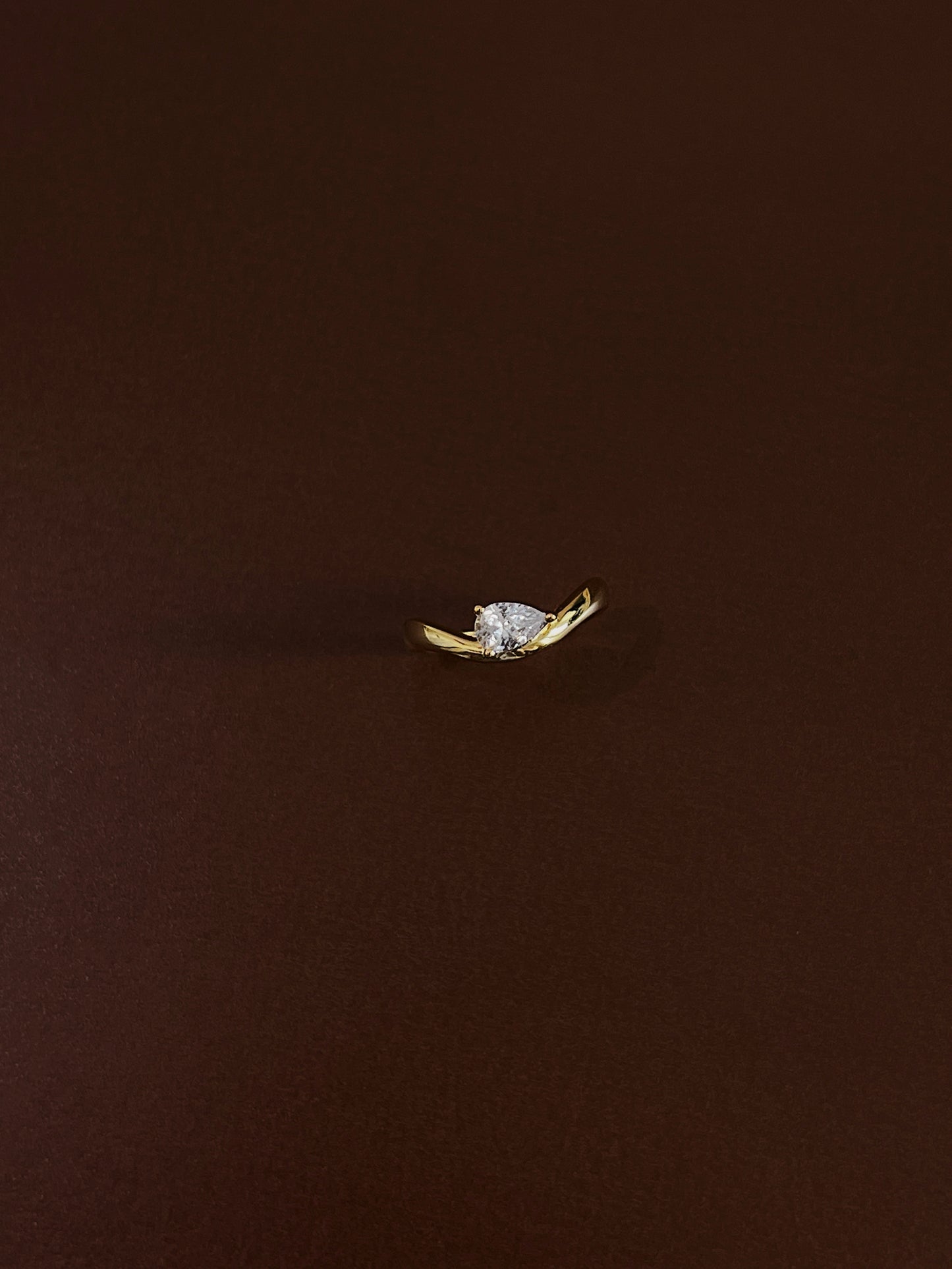 vvs1 moissanite pear cut gem detail on gold wave band