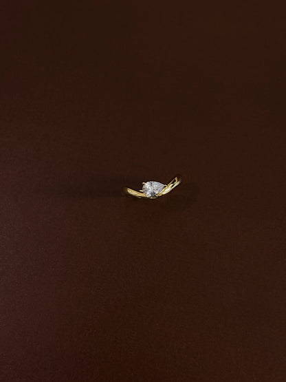 vvs1 moissanite pear cut gem detail on gold wave band