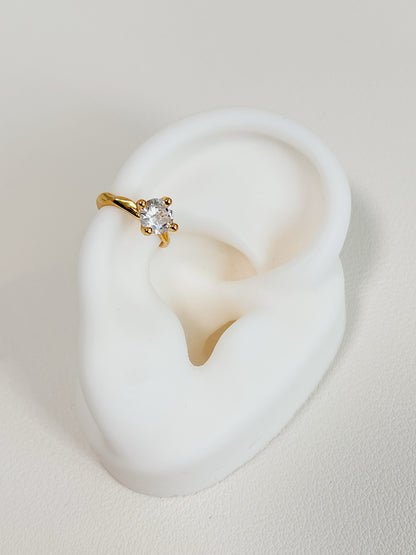 Minimalist aesthetic of gold round-cut ear cuff.