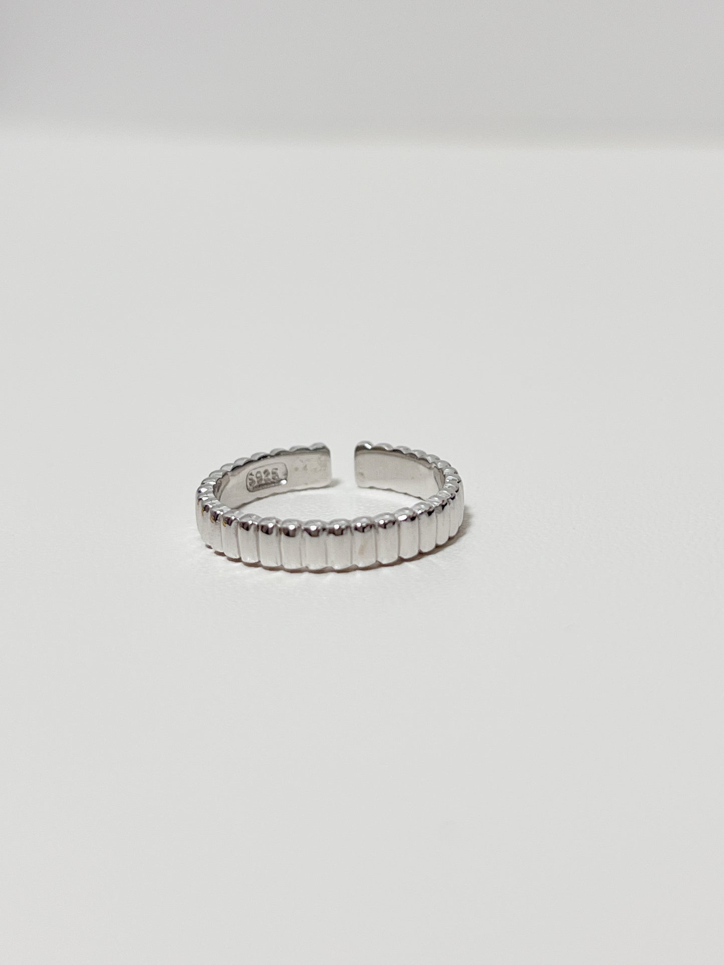 Premium silver ribbed 4mm band with an enduring core Australia style edit