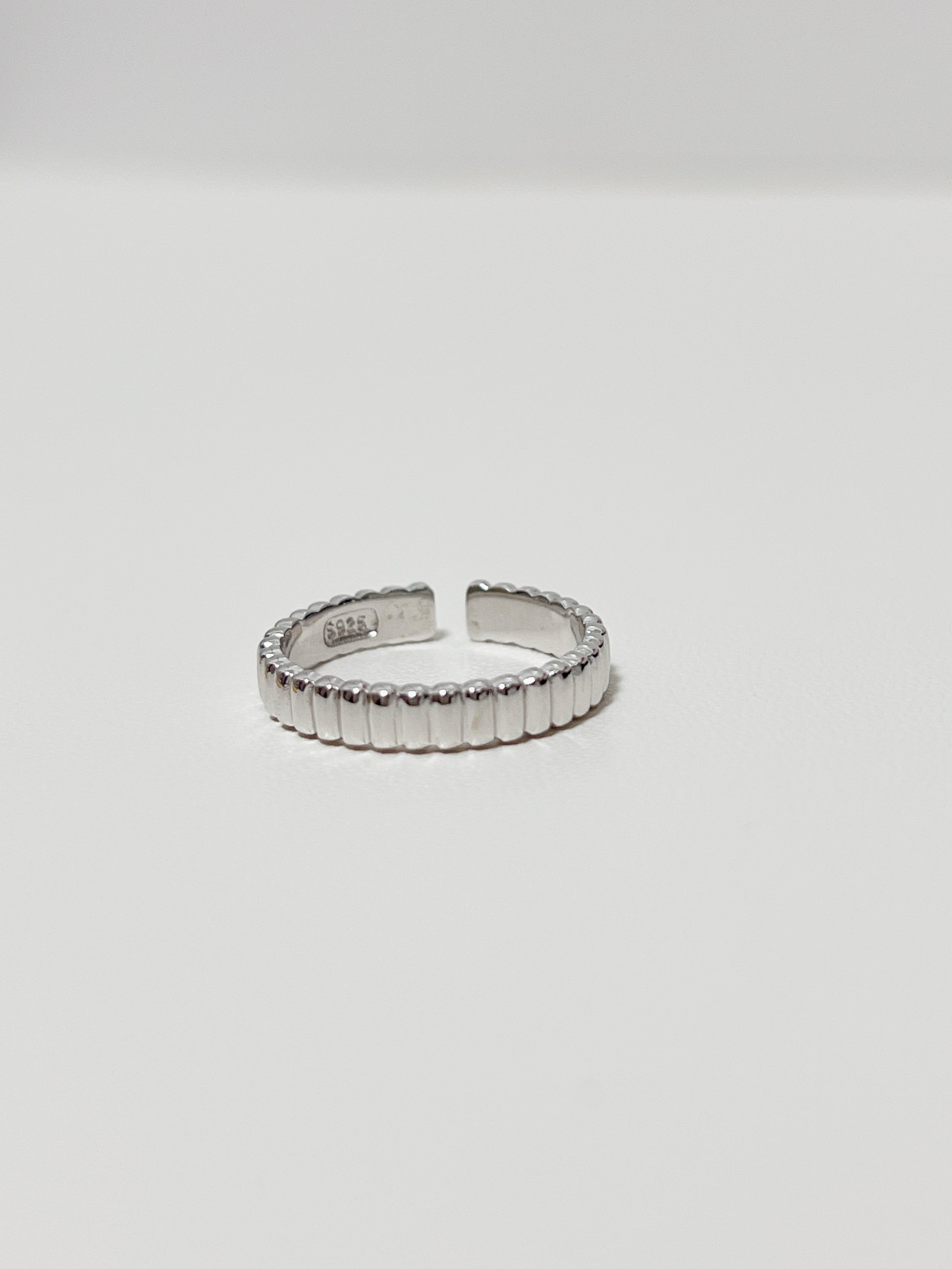 Premium silver ribbed 4mm band with an enduring core Australia style edit