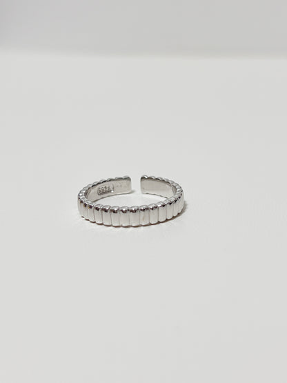 Premium silver ribbed 4mm band with an enduring core Australia style edit