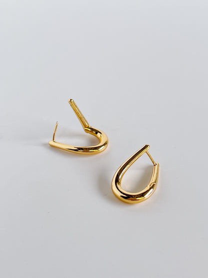 Detail view of the hidden hinge closure on Ania irregular hoops.
