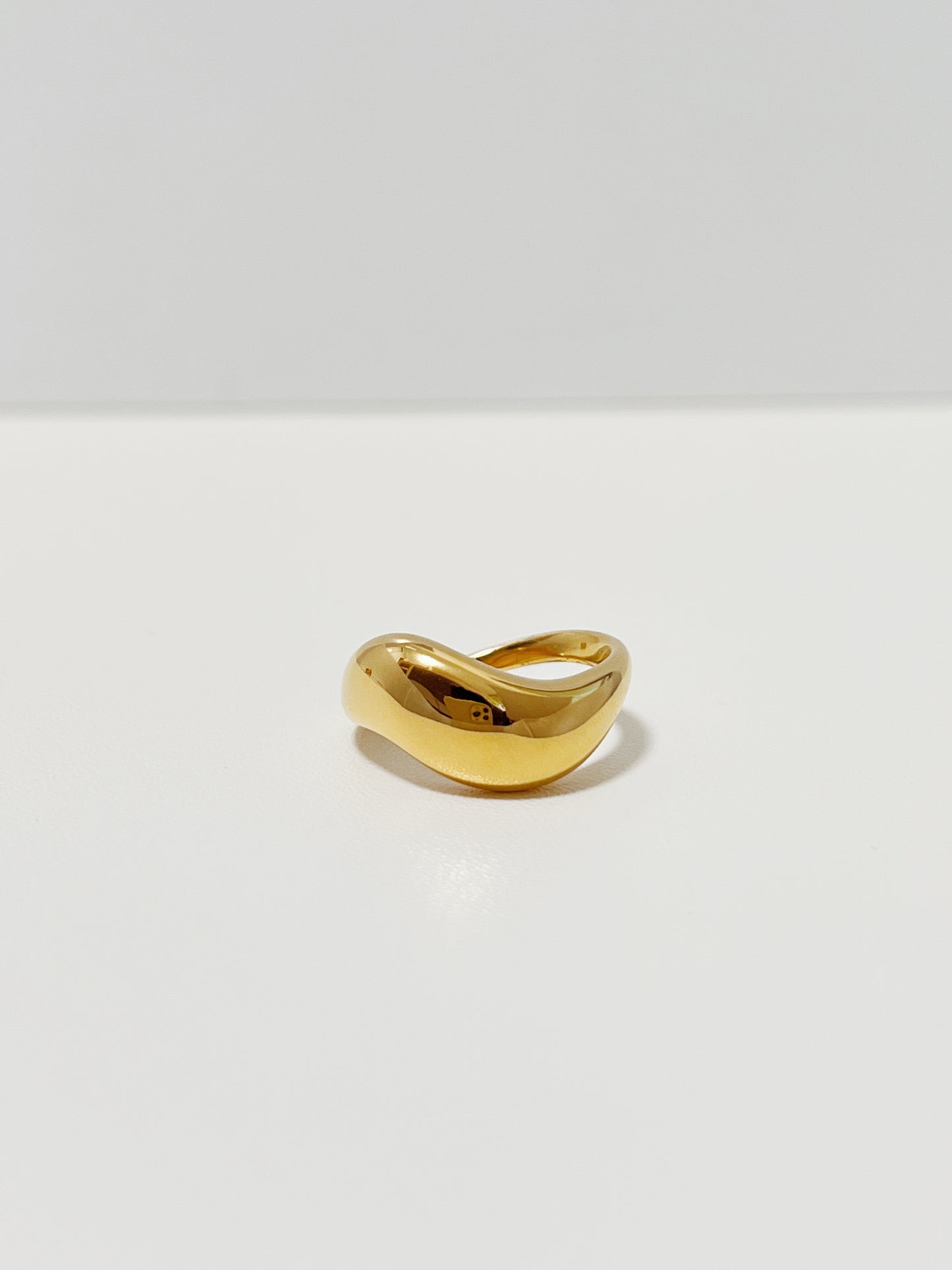 Front view of the uninterrupted fluid wave curves on the gold dome ring