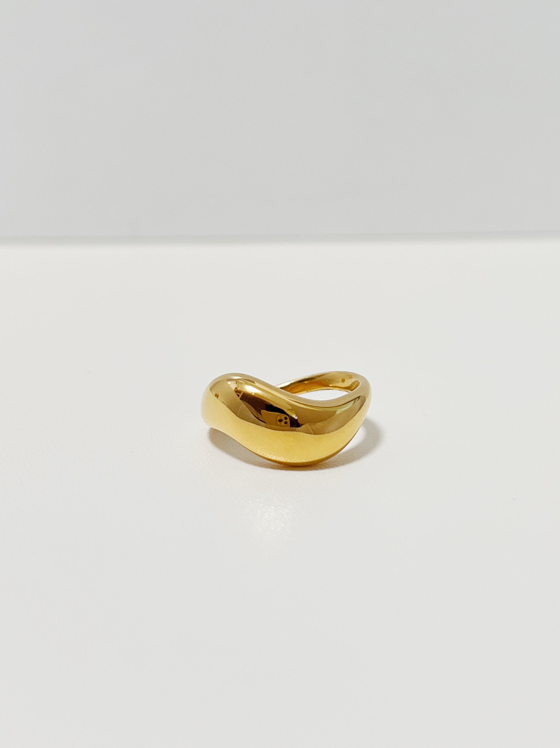 Front view of the uninterrupted fluid wave curves on the gold dome ring