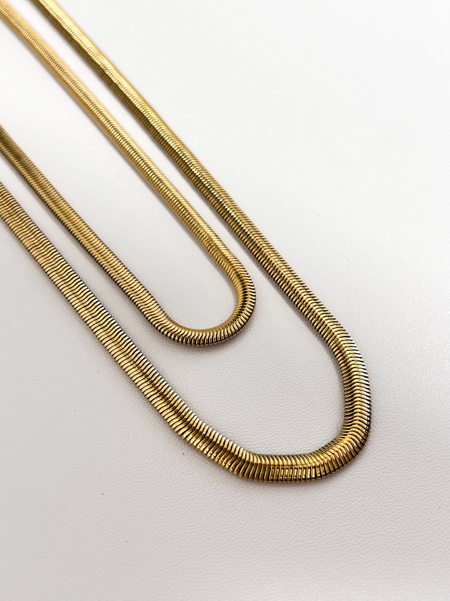 Symmetrical looping arrangement of the Bryony chain highlighting its flexible kinking resistant layout