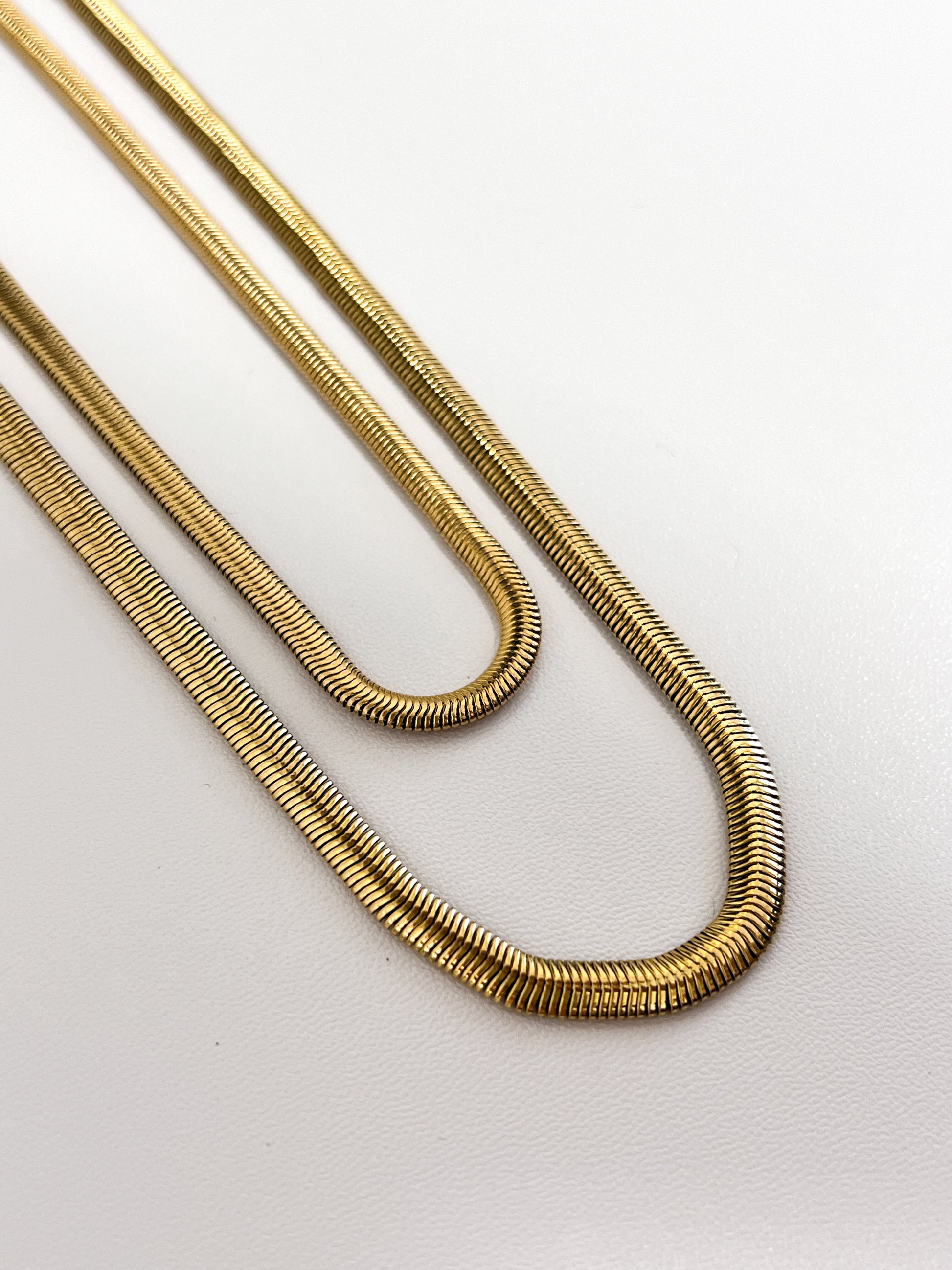 Symmetrical looping arrangement of the Bryony chain highlighting its flexible kinking resistant layout