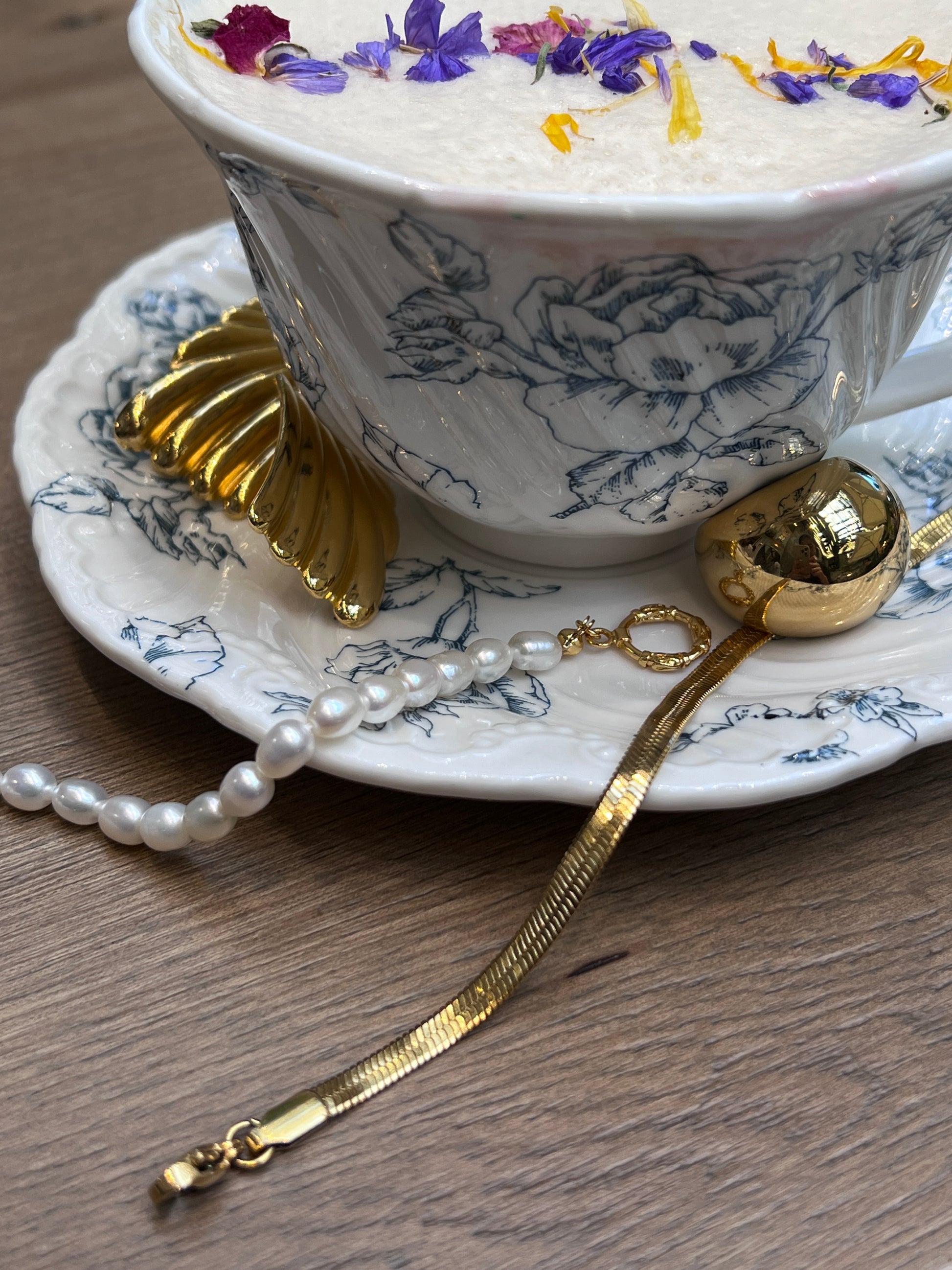 Chunky gold jewellery for women highlighting the high-polish mirror finish