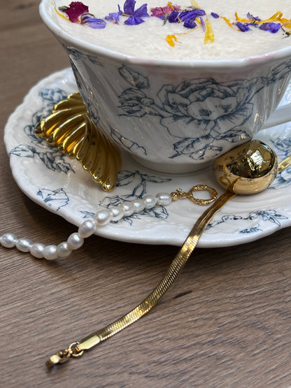 Chunky gold jewellery for women highlighting the high-polish mirror finish