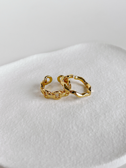 Detail of the thick solid interlocking chain construction of the Zelda Ring