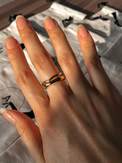 Minimalist daytime look styled with the Ida 18k gold pvd wave ring.