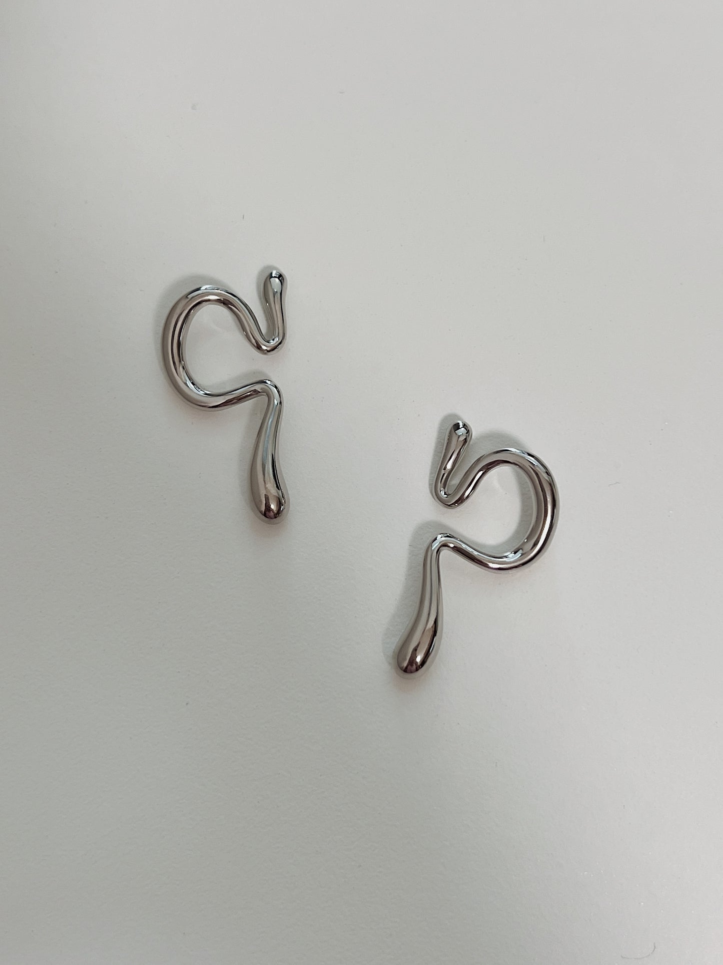 Top view shot of the hypoallergenic brass core of the Tia ear cuff.