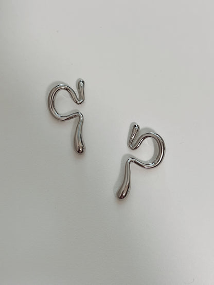 Top view shot of the hypoallergenic brass core of the Tia ear cuff.