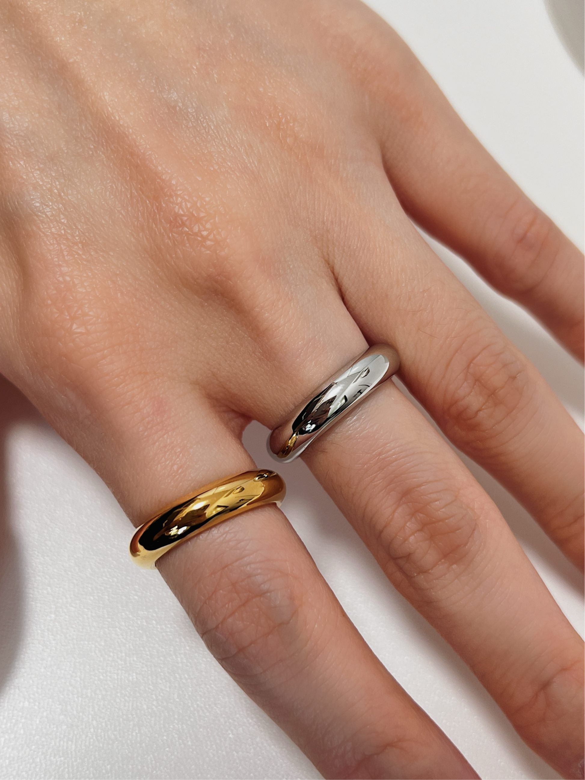 Top view of the smooth continuous band on the gold and silver minimalist ring