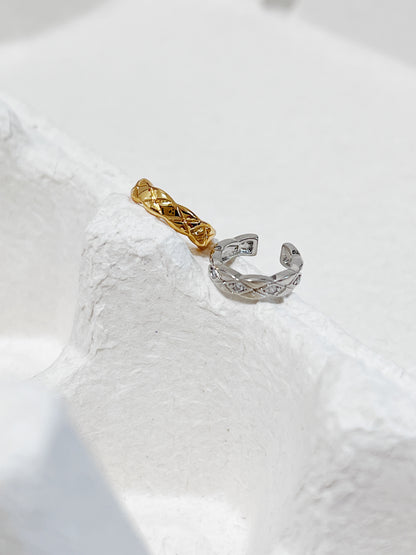 Side profile of the adjustable opening on the silver quilted ear cuff.