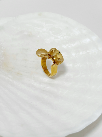 Chunky gold rings for women highlighting the continuous undulating finish