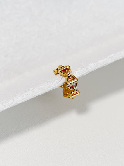 Macro of gold Windsor Link Ear Cuff showing the interlocking nautical motif and 18K PVD finish.