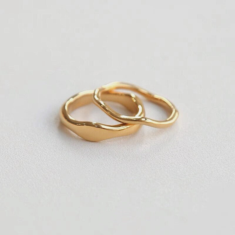Close up of the organic fluid curves on the Ida gold ring.