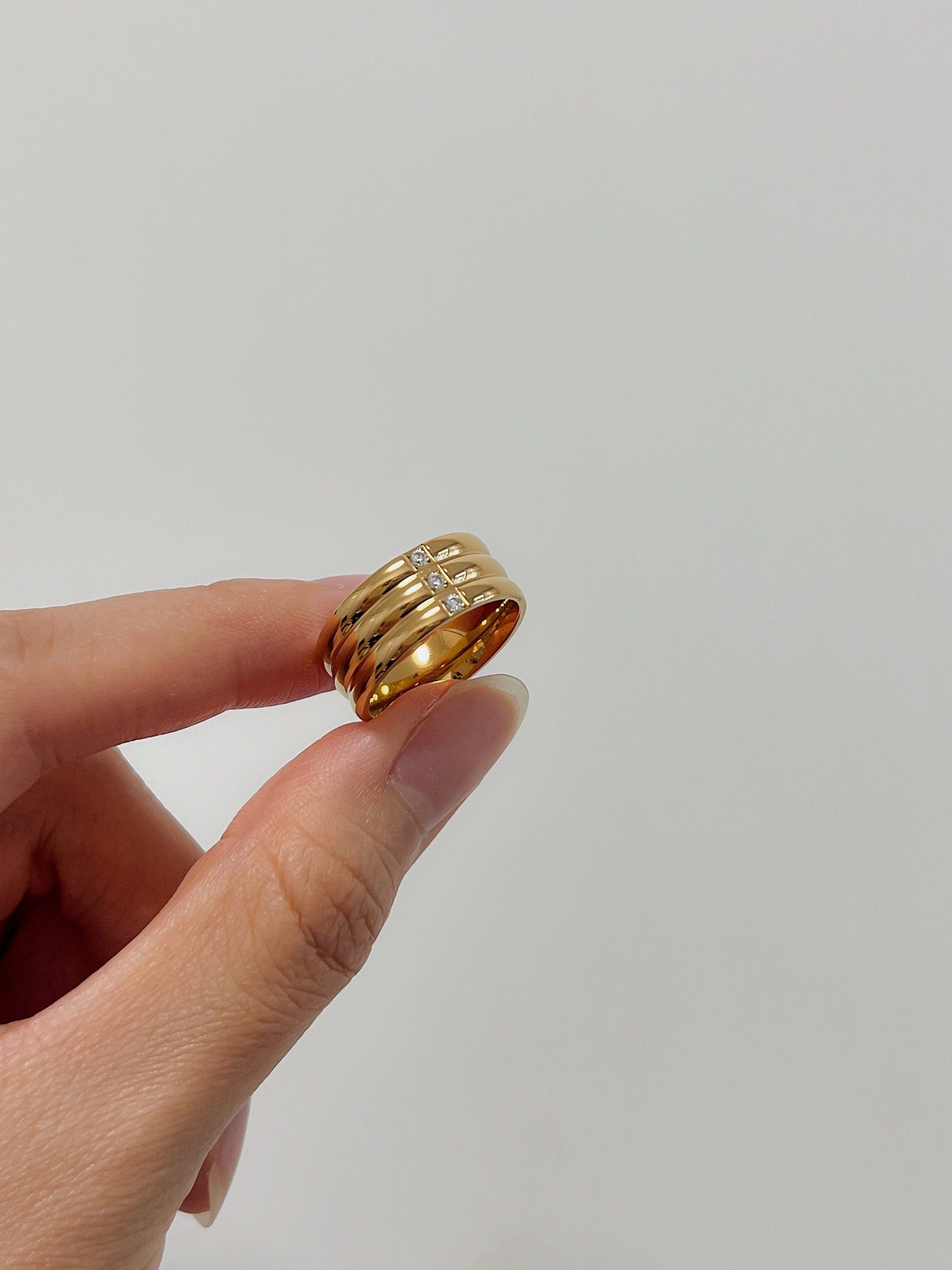 Hand-set 5A cubic zirconia stones on gold ribbed band brilliance