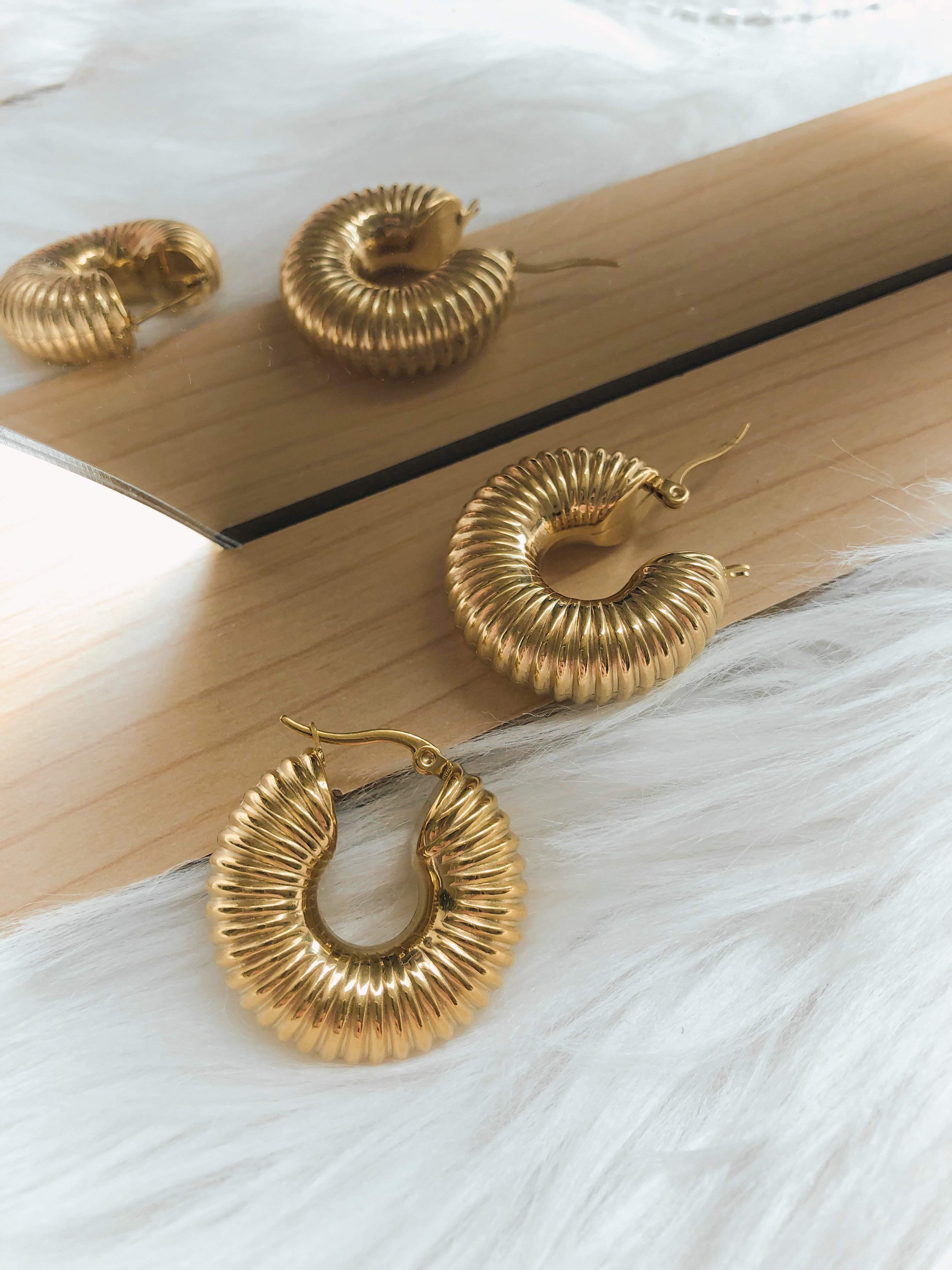 Retailer of 22 carat gold delicate ladies earrings rh-le467 | Jewelxy -  199766